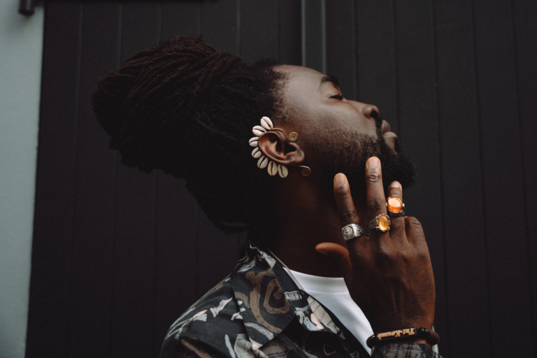 Tat&rsquo; Koumb : La Plume comme outil d’éveil des consciences