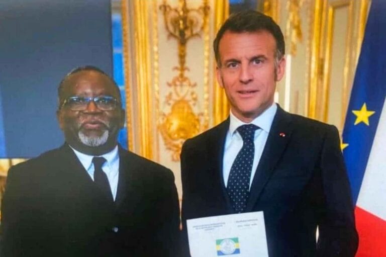Alfred Nguia Banda et Emmanuel Macron posant avec les lettres de créance à l’Élysée lors de son accréditation comme Ambassadeur du Gabon en France